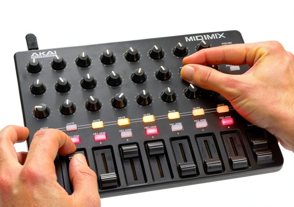 MIDIMIX Compact USB MIDI Mixer – 16‑Channel Black DAW Controller-2